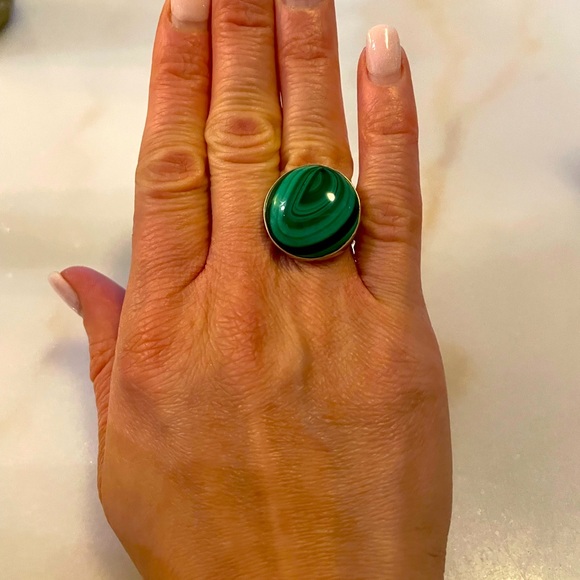 Green marbled gemstone ring - size 6-7 - Picture 2 of 3